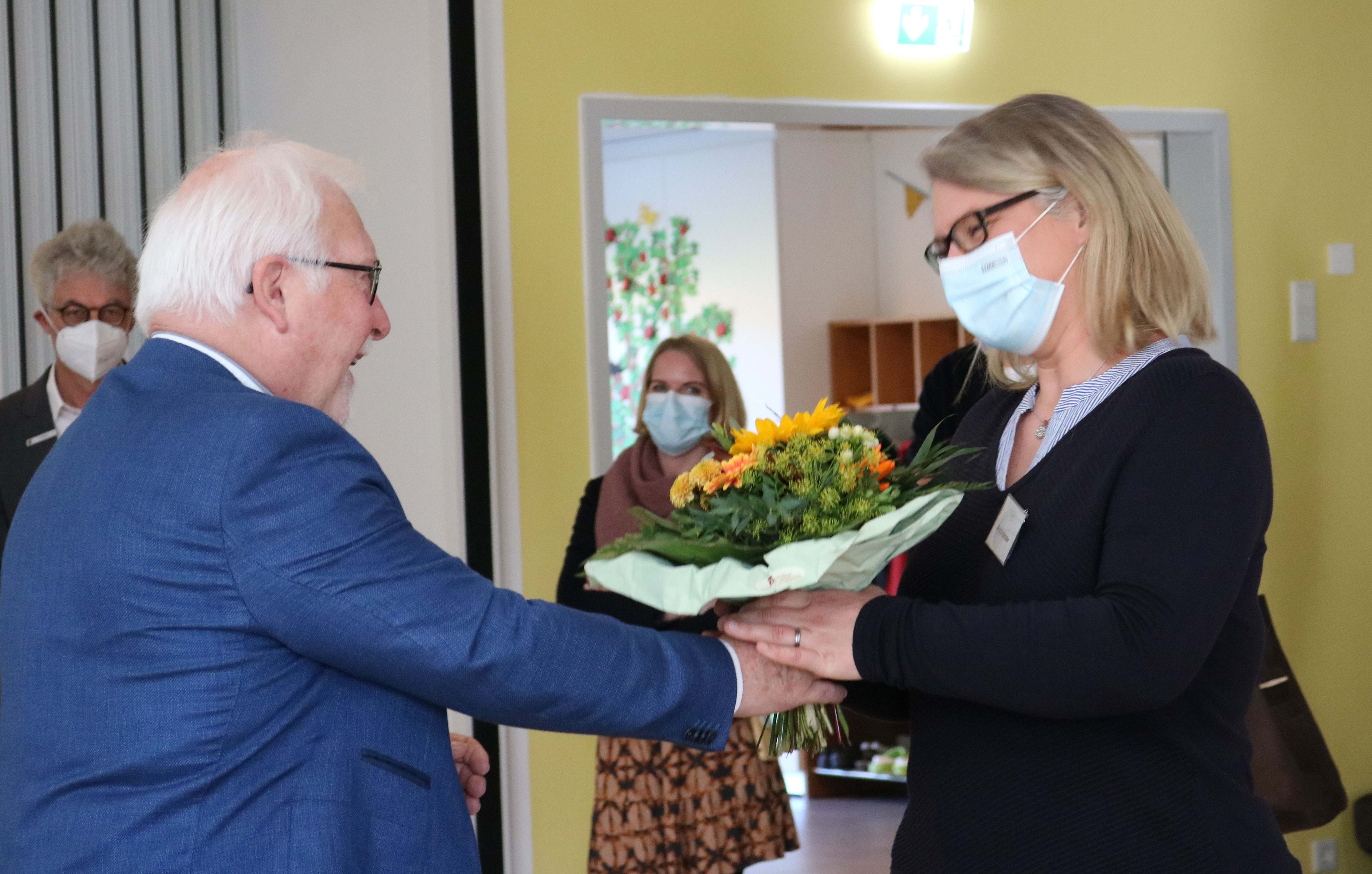 Prof. Dr. Michael Albani dankt Koordinatorin Anja Schröder bei der offizielle Eröffnungsfeier im KIOLA-Haus. Foto: Kerstin Kempermann